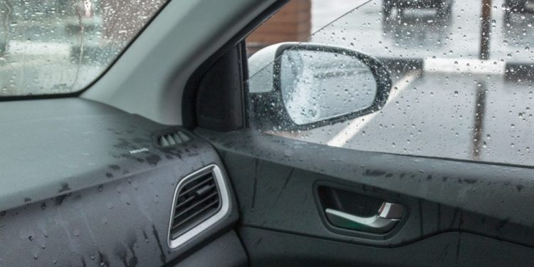 Why Avoid Windscreen Replacement on a Rainy Day